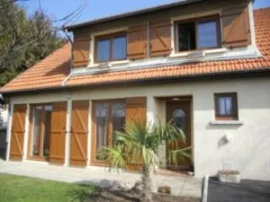 fenêtres PVC chêne doré posées sur maison en rénovation par Top Fermetures à Cournon près de Clermont-Ferrand dans le Puy-de-Dôme