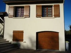 volets battants imitation bois chêne doré posés par Top Fermetures à Cournon près de Clermont-Ferrand dans le Puy-de-Dôme