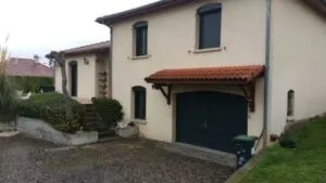 volets roulants aluminium installés sur une maison en rénovation par Top Fermetures à Cournon près de Clermont-Ferrand dans le Puy-de-Dôme