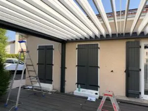 Pergola bioclimatique Marquises Open aluminium anthracite en rénovation — Top Fermetures Puy-de-Dôme