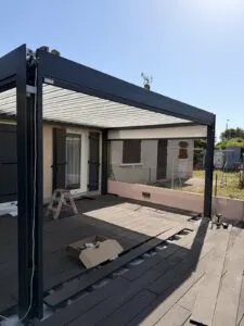 Pergola bioclimatique Marquises Open aluminium anthracite — pose Top Fermetures Cournon-d'Auvergne