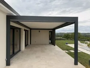 Pergola bioclimatique Marquises Open aluminium anthracite sur terrasse — Top Fermetures Clermont-Ferrand