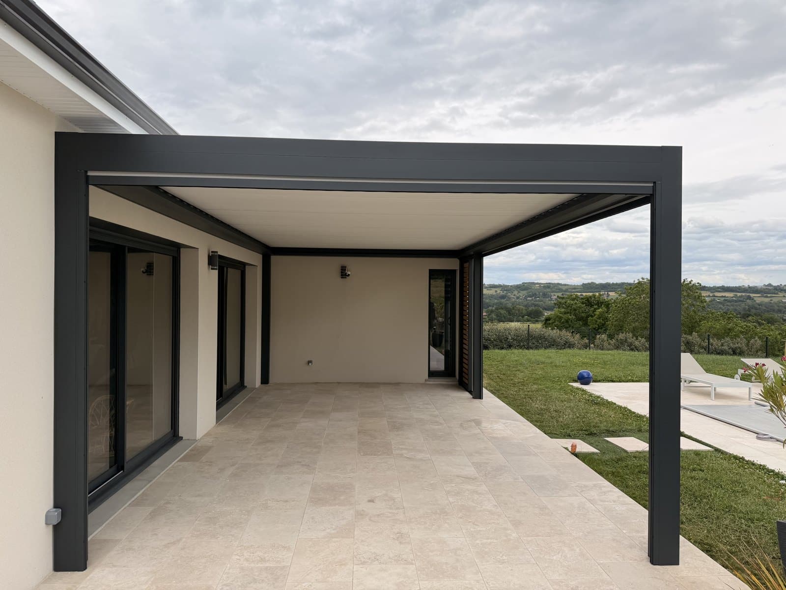 Pergola bioclimatique Marquises aluminium anthracite posée par Top Fermetures près de Clermont-Ferrand