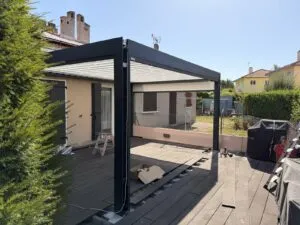 Pergola bioclimatique Marquises Open aluminium anthracite sur terrasse composite — Top Fermetures