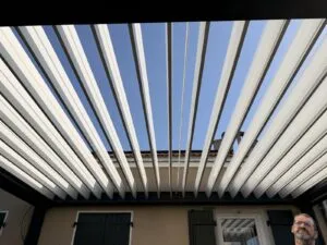 Lames orientables d'une pergola bioclimatique Marquises Open — pose Top Fermetures Puy-de-Dôme