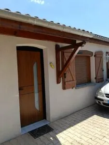 Porte d'entrée aluminium Zilten ton chêne doré — pose Top Fermetures Puy-de-Dôme