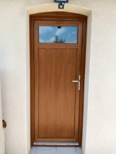 Porte d'entrée aluminium Zilten ton chêne doré avec imposte vitrée — Top Fermetures Clermont-Ferrand