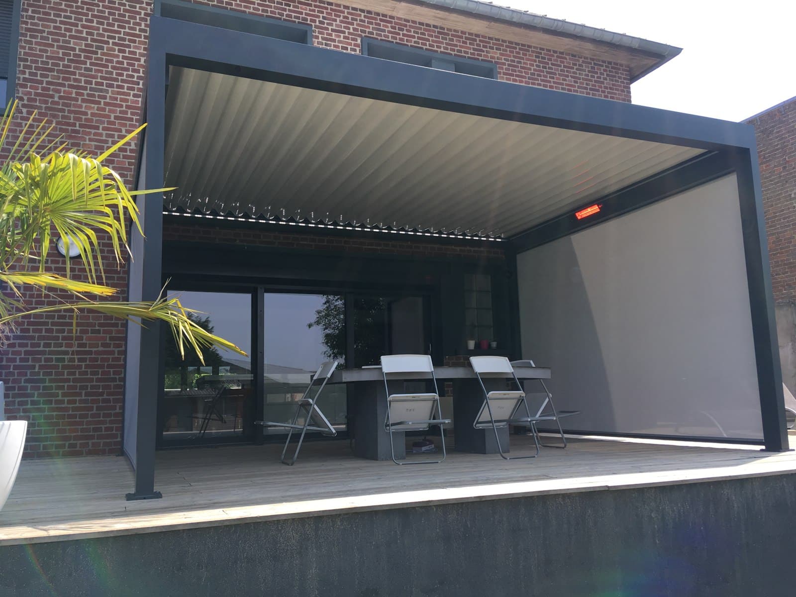 Pergola bioclimatique IZI de Marquises à lames ondulées