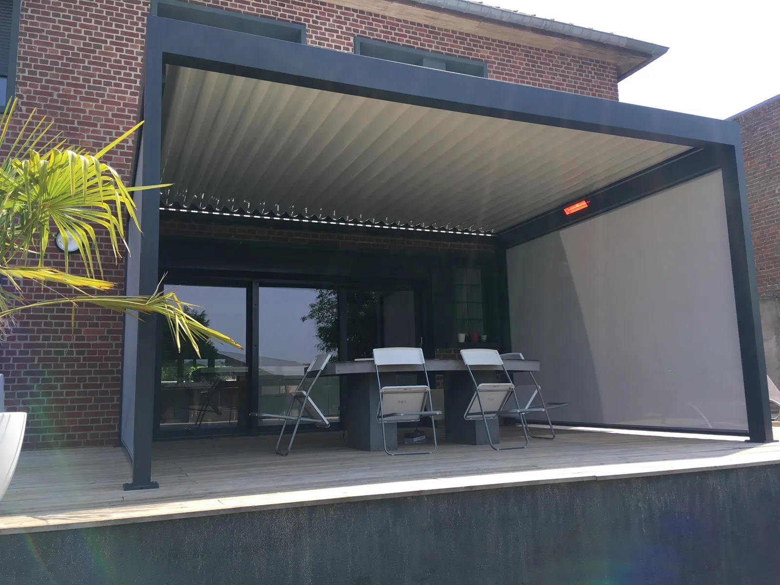 Pergola bioclimatique IZI de Marquises à lames ondulées, aluminium anthracite — posée par Top Fermetures