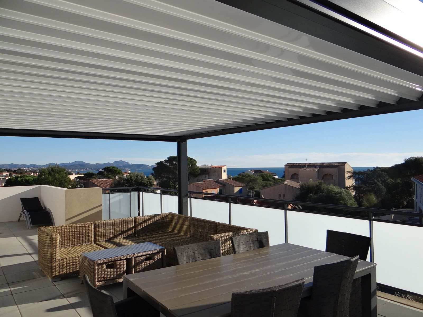 Pergola bioclimatique Open de Marquises en aluminium sur une terrasse — posée par Top Fermetures