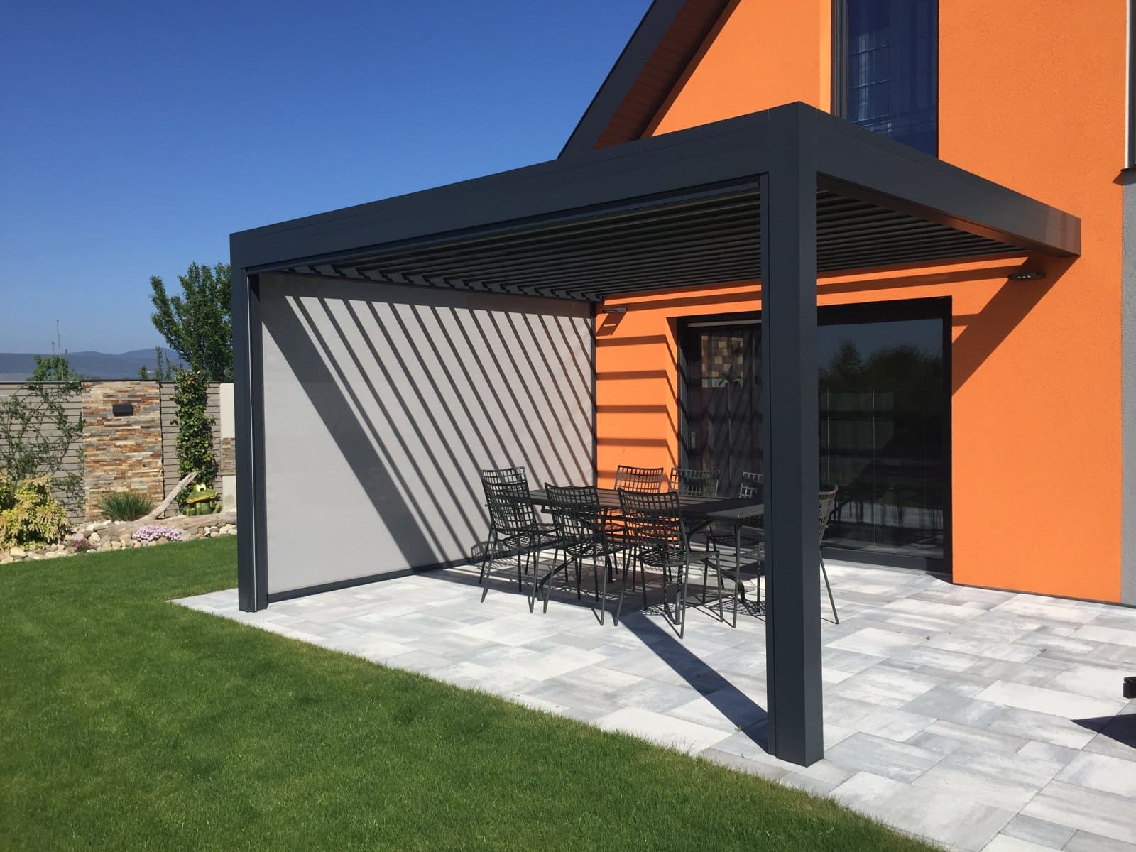 Pergola bioclimatique Open de Marquises adossée à une maison