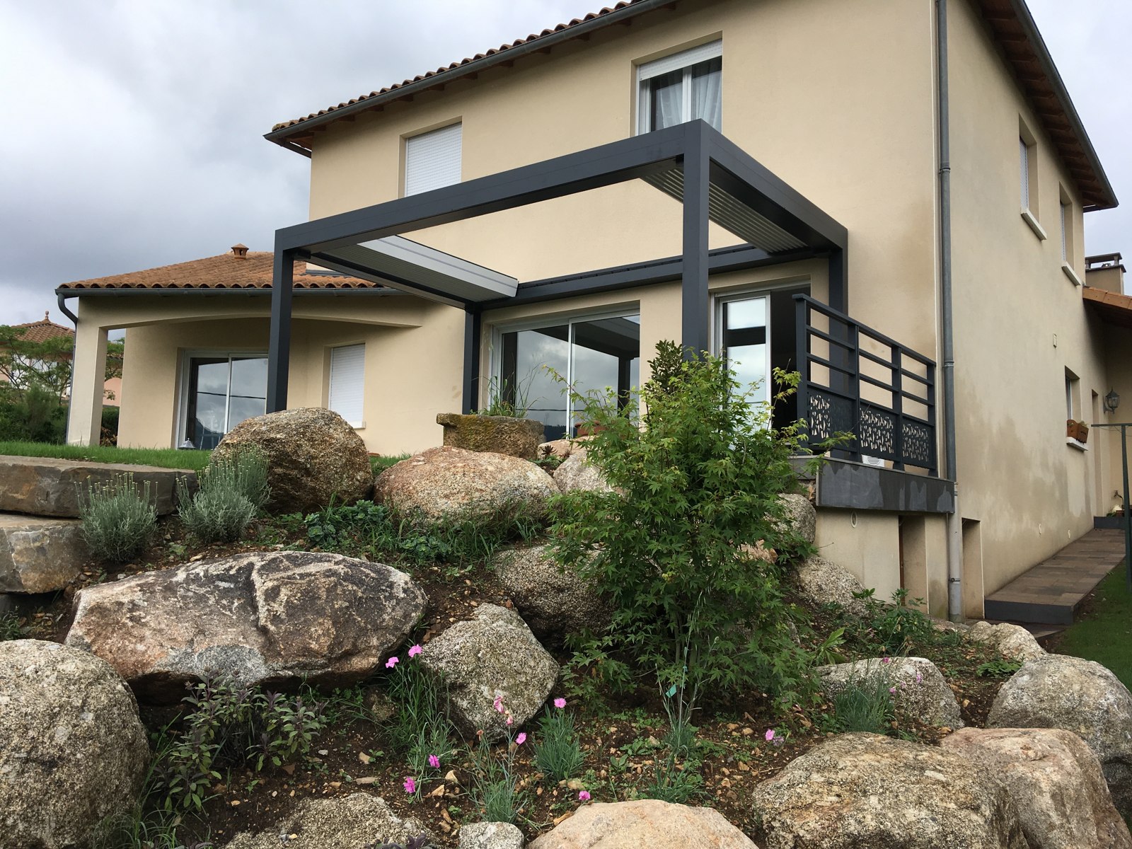 Pergola bioclimatique Open'R² de Marquises avec toit à lames rétractables ouvert