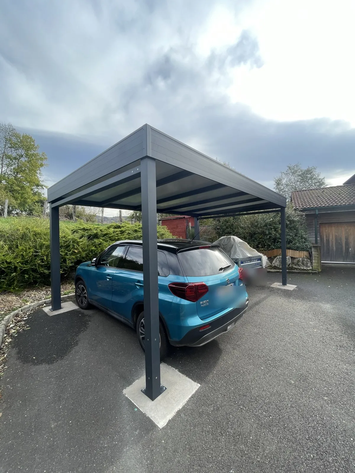 Carport aluminium Skylux avec poteaux d'un seul côté, chantier à Augerolles