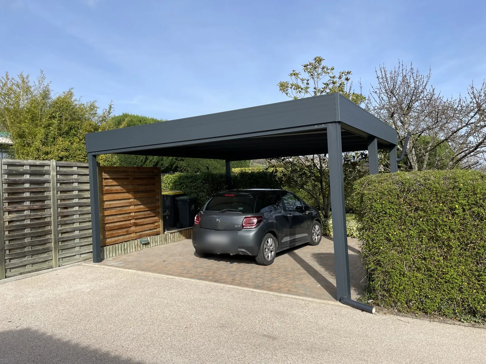 Carport aluminium Skylux toit plat anthracite avec descente d'eau intégrée — pose Top Fermetures à Châtelguyon