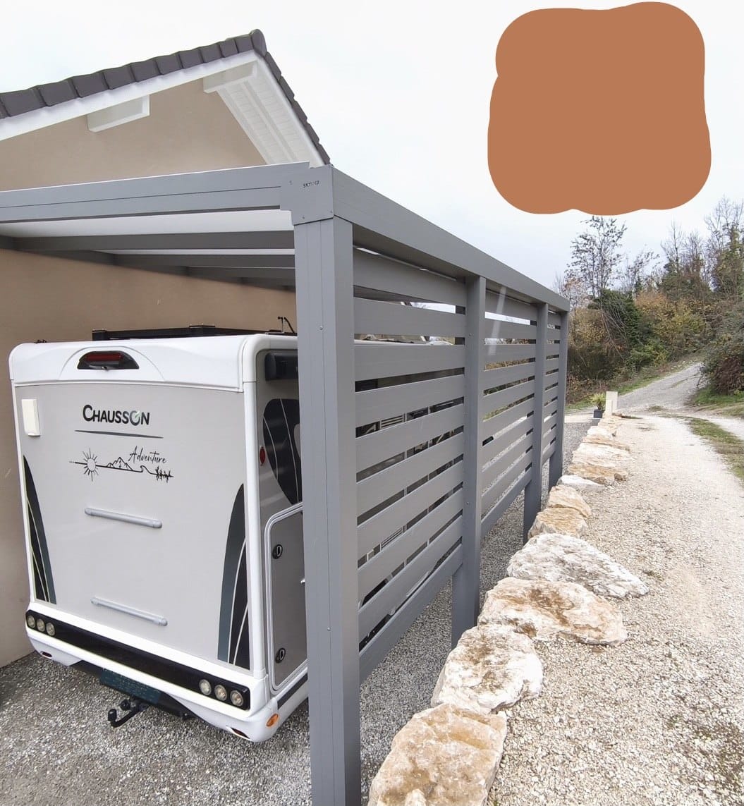 Structure aluminium et lames ajourées d'un carport Skylux pour camping-car — Top Fermetures